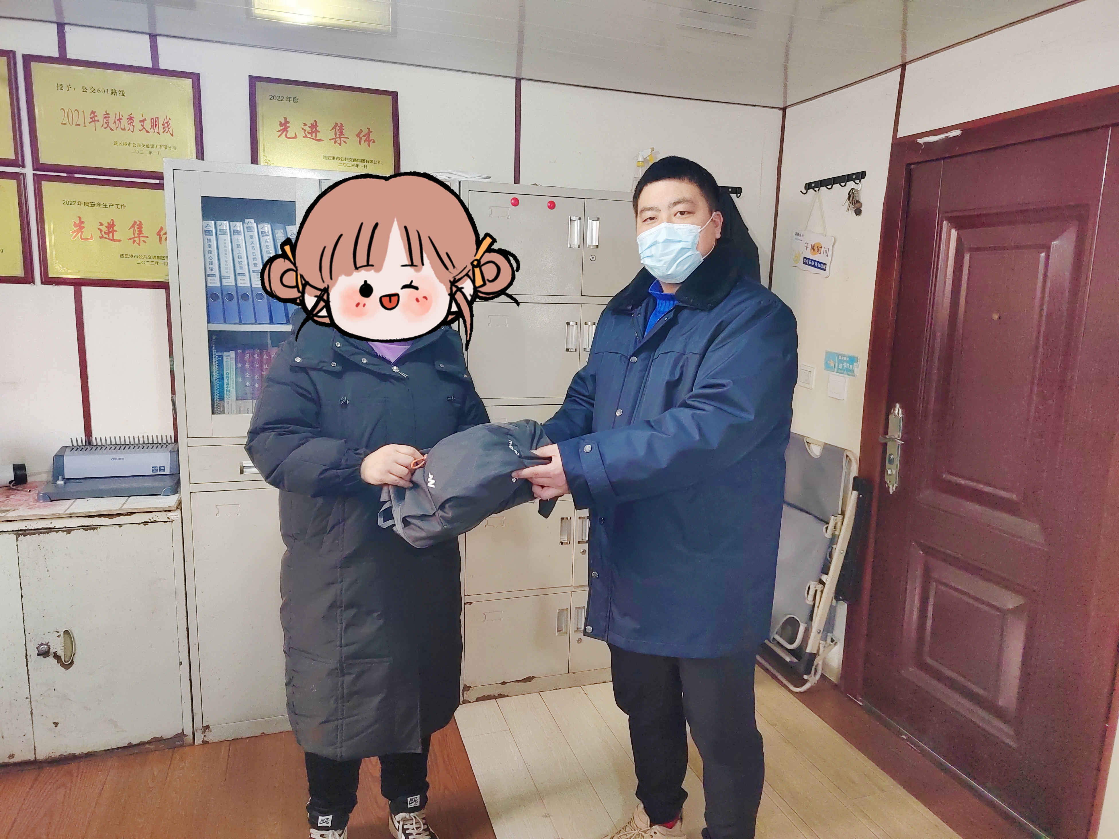 近萬(wàn)元港幣、澳門(mén)幣落公交，司機(jī)撿到歸還