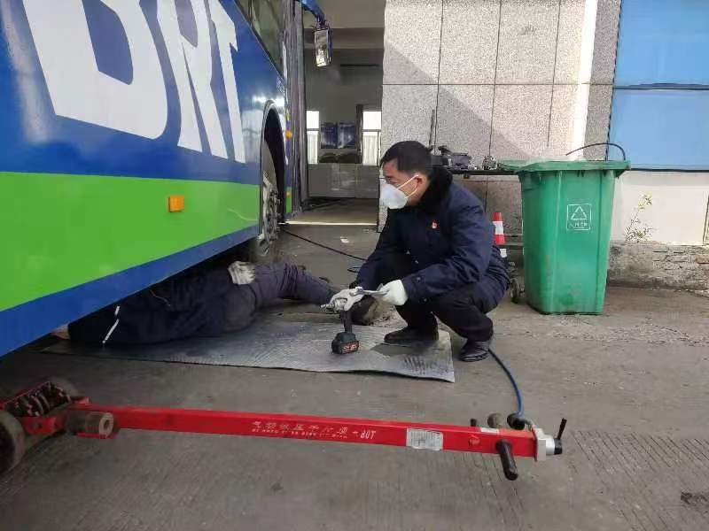 公交集團快速公交事業(yè)部啟動惡劣天氣應急預案