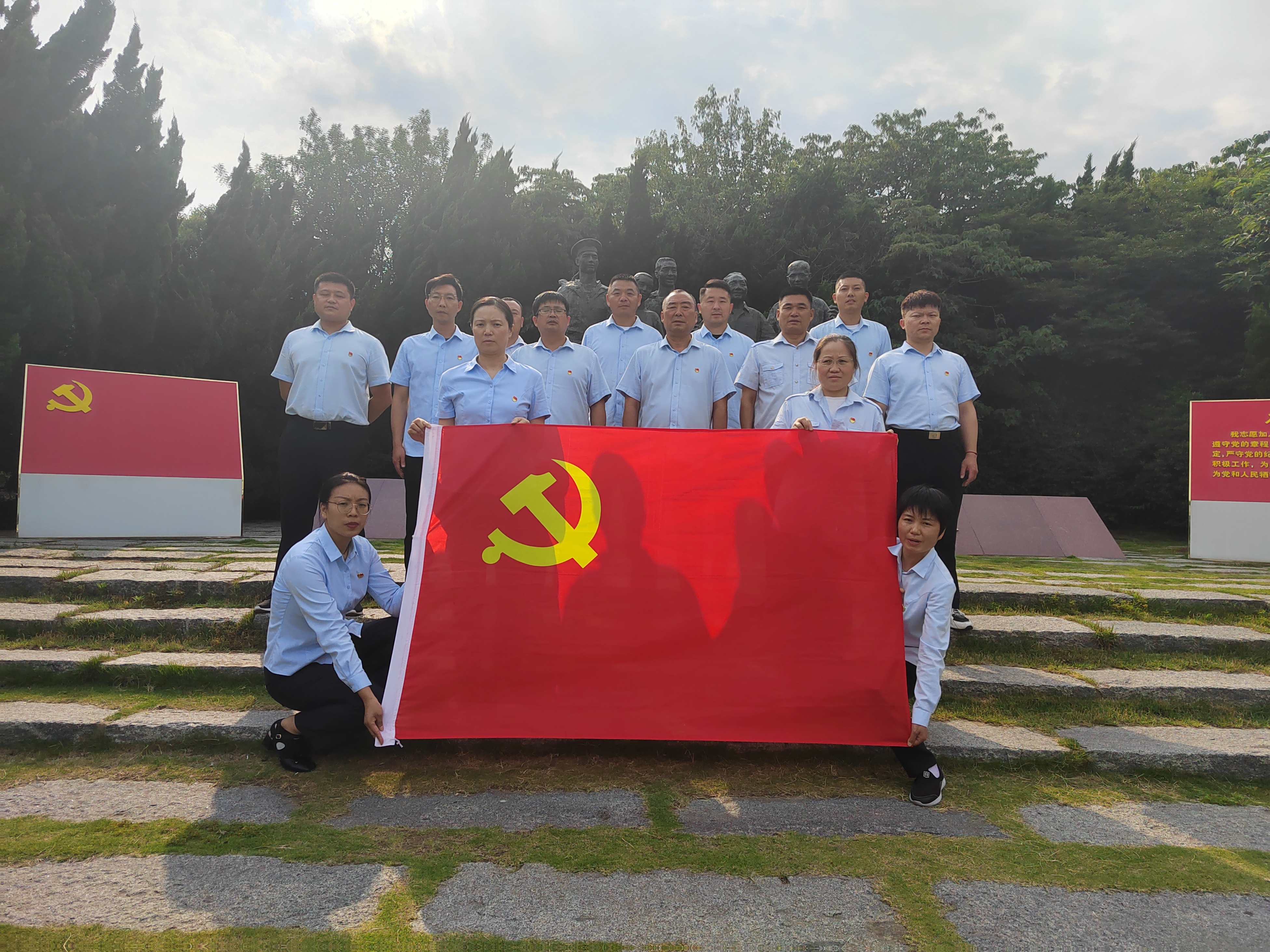 走進(jìn)“鄧小平和人民在一起”雕塑公園，公交集團(tuán)公交事業(yè)二部黨支部理論學(xué)習(xí) 中心組（擴(kuò)大）開展現(xiàn)場研學(xué)