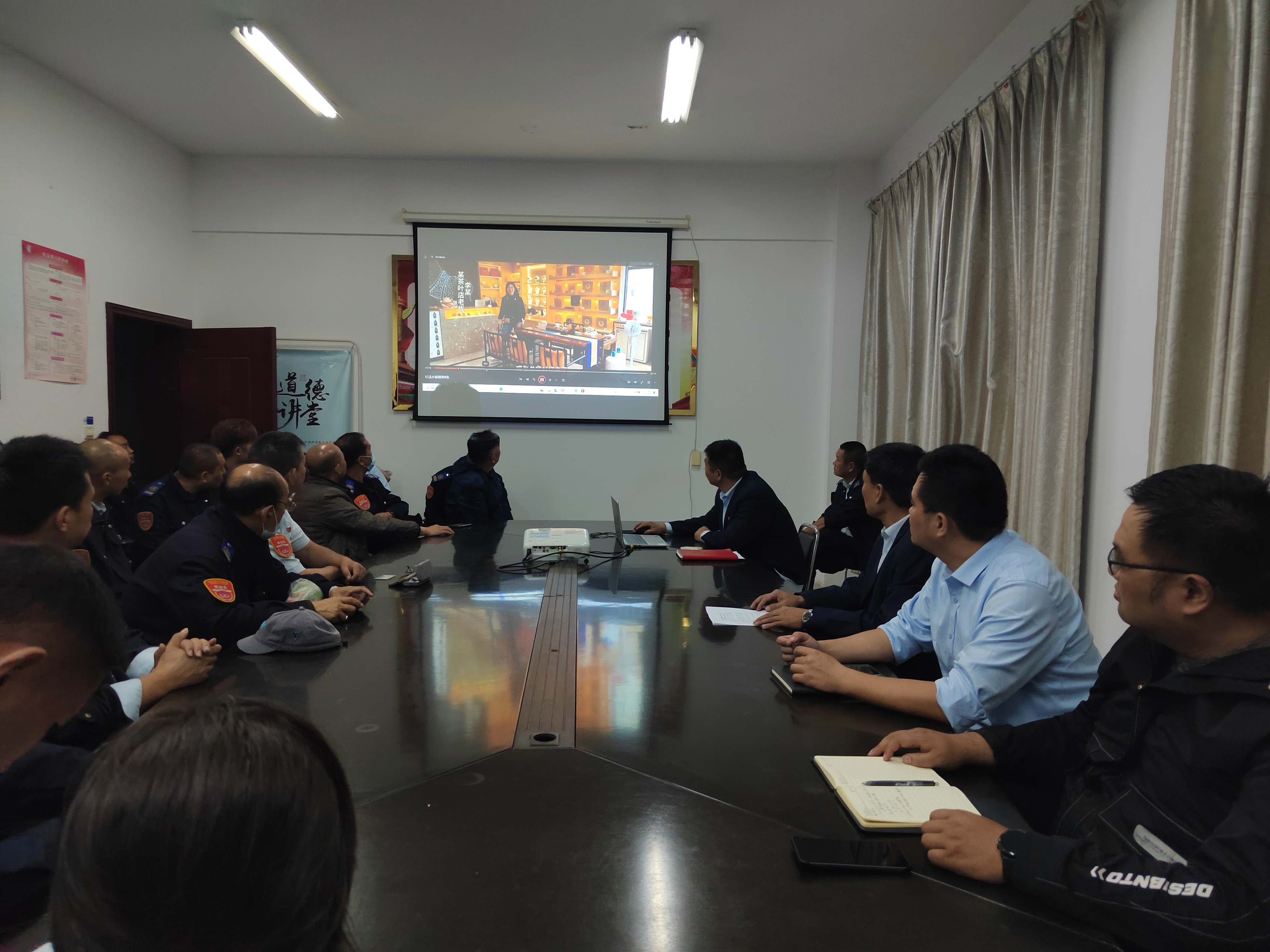 公交集團公交事業(yè)二部持續(xù)組織黨員干部職工觀看《清風(fēng)常在》紀法小課短視頻