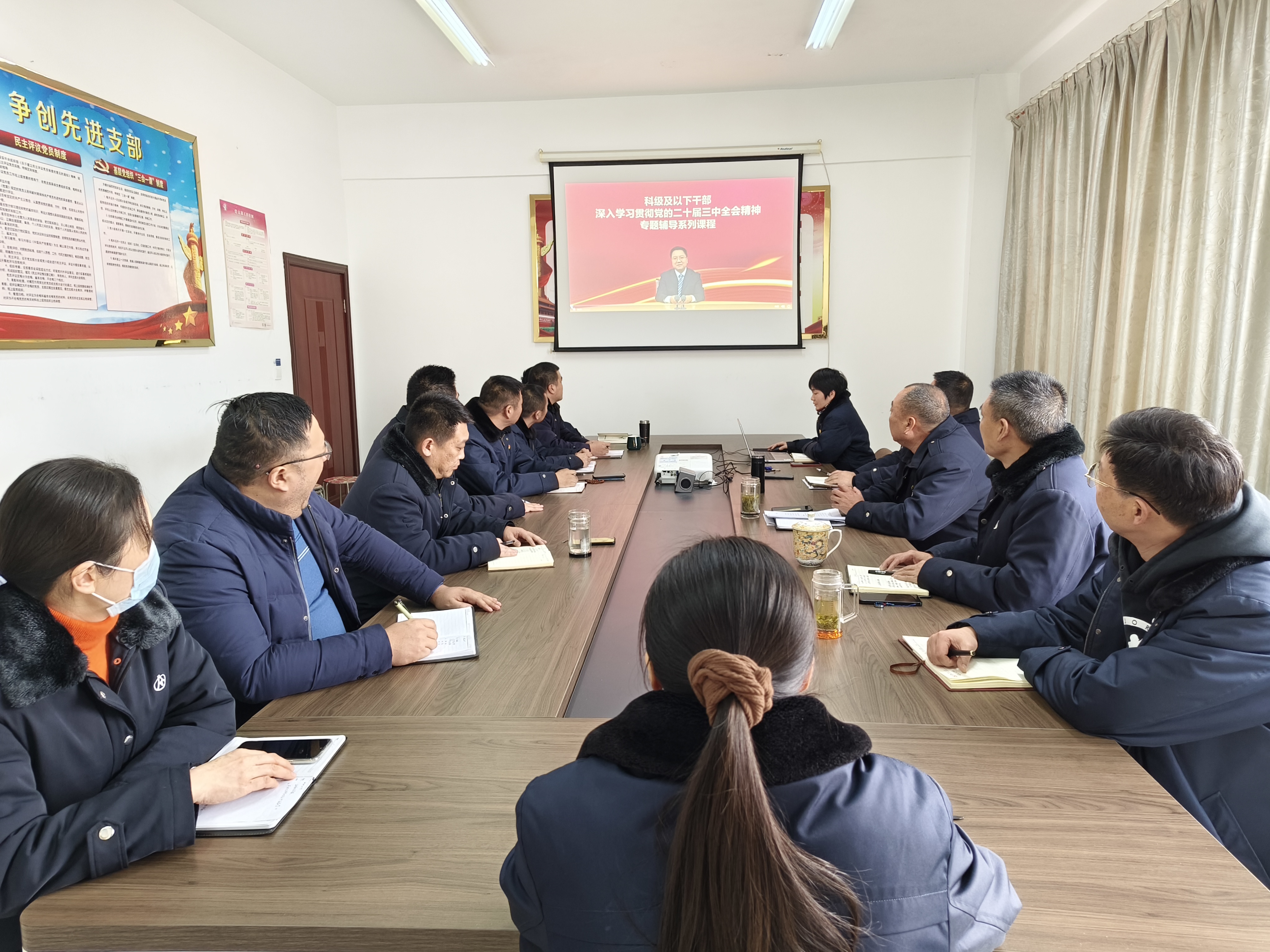 公交集團(tuán)公交事業(yè)二部組織全體黨員干部學(xué)習(xí)《加強黨對進(jìn)一步全面深化改革的領(lǐng)導(dǎo)》