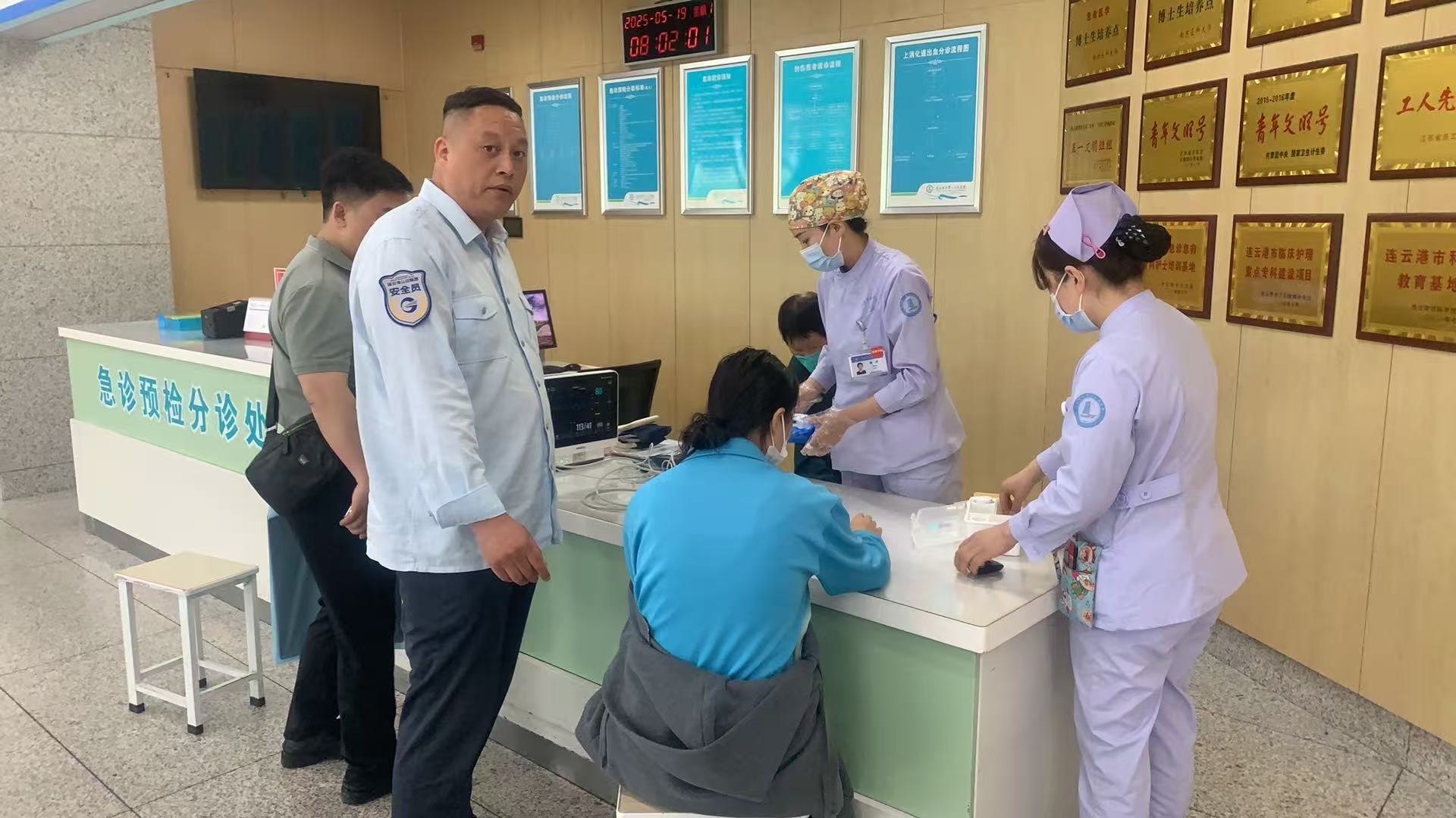 學生突發(fā)暈厥，公交集團快速公交公司B12線 駕駛員王海平緊急救助