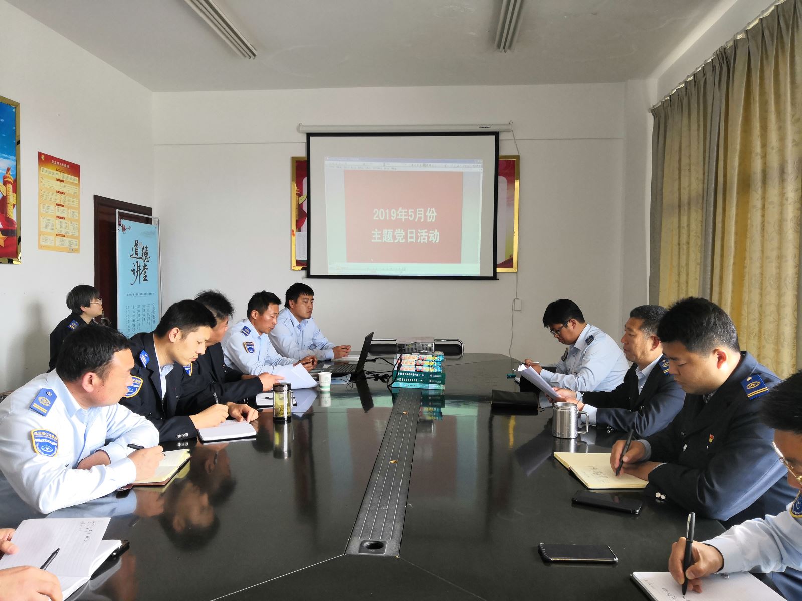 公交集團(tuán)公交事業(yè)二部開展“學(xué)懂黨內(nèi)法規(guī)，建強(qiáng)組織體系”主題黨日活動(dòng)