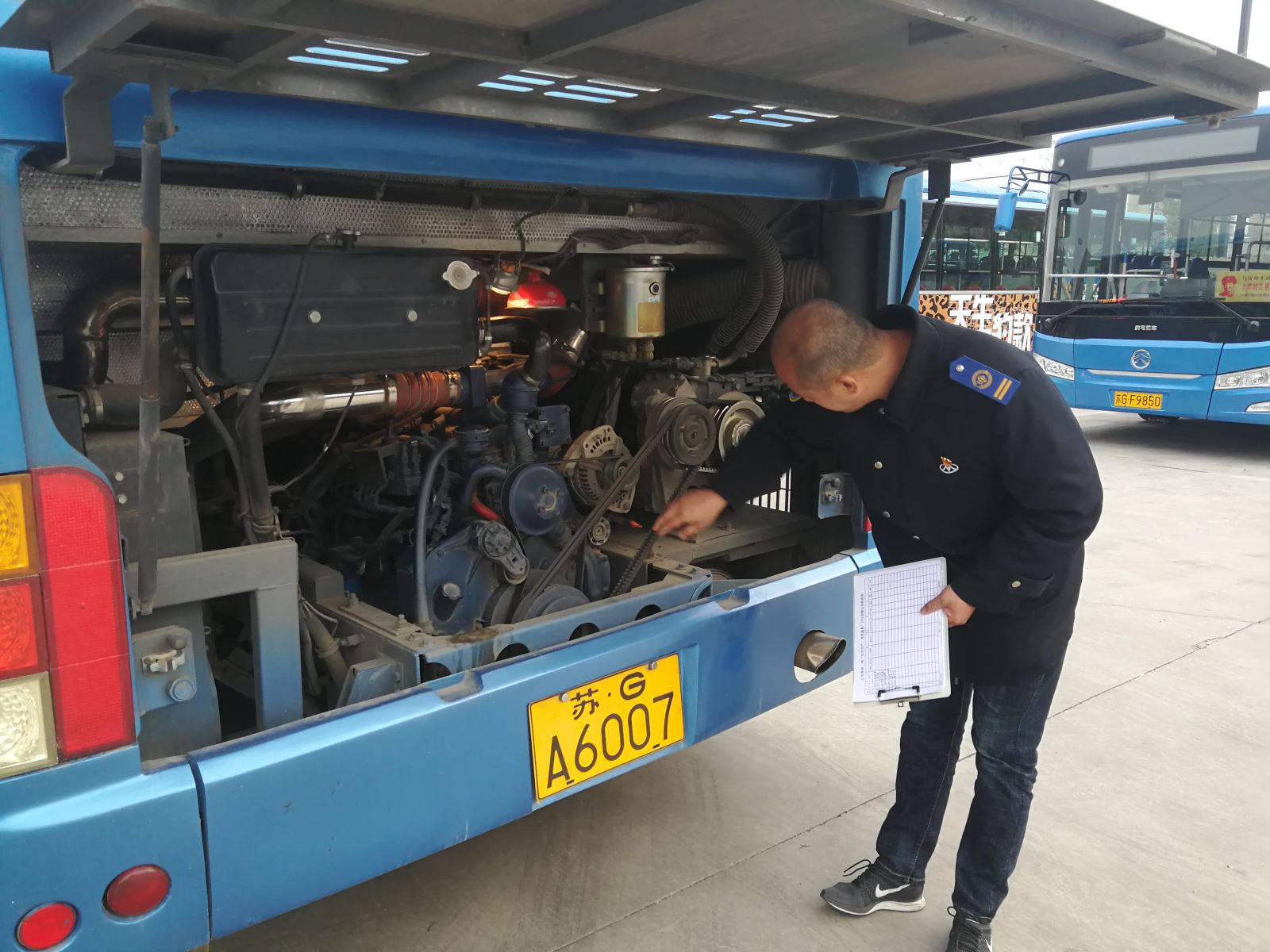 公交集團(tuán)公交事業(yè)一部開展“五一”小長(zhǎng)假車輛機(jī)務(wù)專項(xiàng)檢查