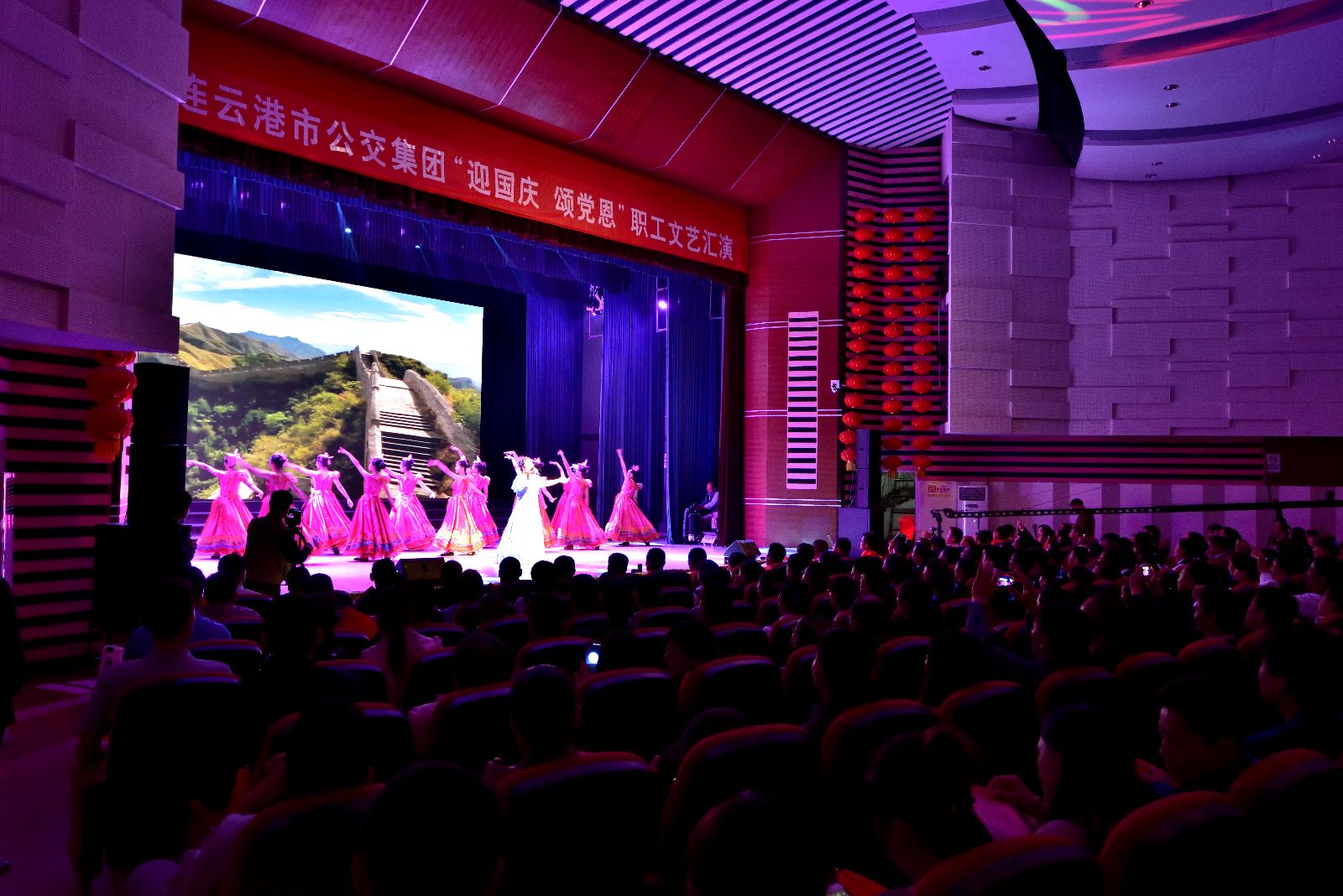 公交集團(tuán)“迎國慶、頌黨恩”職工文藝匯演取得圓滿成功