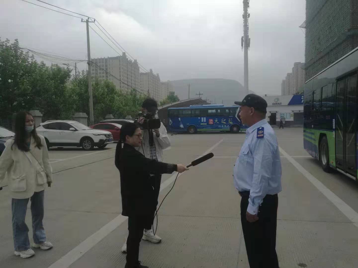 公交集團(tuán)公交事業(yè)一部3路駕駛員武傳超見義勇為，奮力滅火