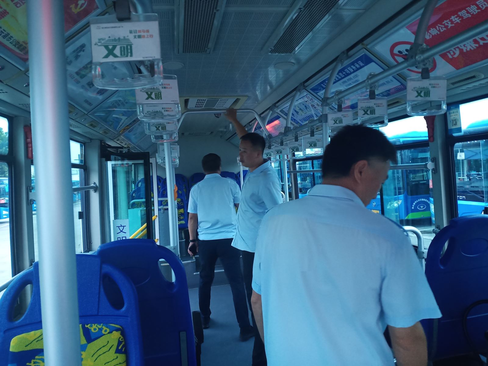 公交集團(tuán)公交事業(yè)一部加強(qiáng)車輛出場(chǎng)早檢查  扎實(shí)推進(jìn)創(chuàng)文工作深入開(kāi)展