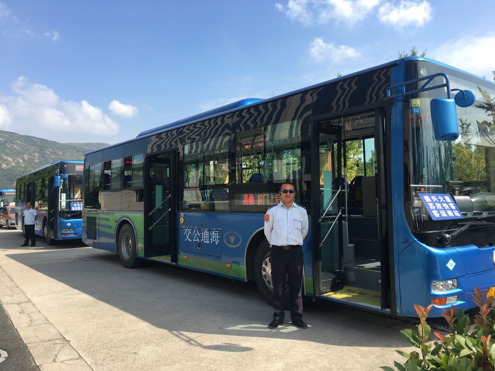 公交集團公交事業(yè)一部“定制公交”助力疏導(dǎo)學生流