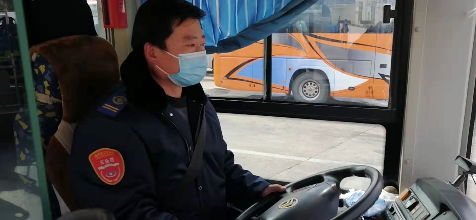 公交集團(tuán)公交事業(yè)一部119路駕駛員馬躍武拾金不昧受表?yè)P(yáng)