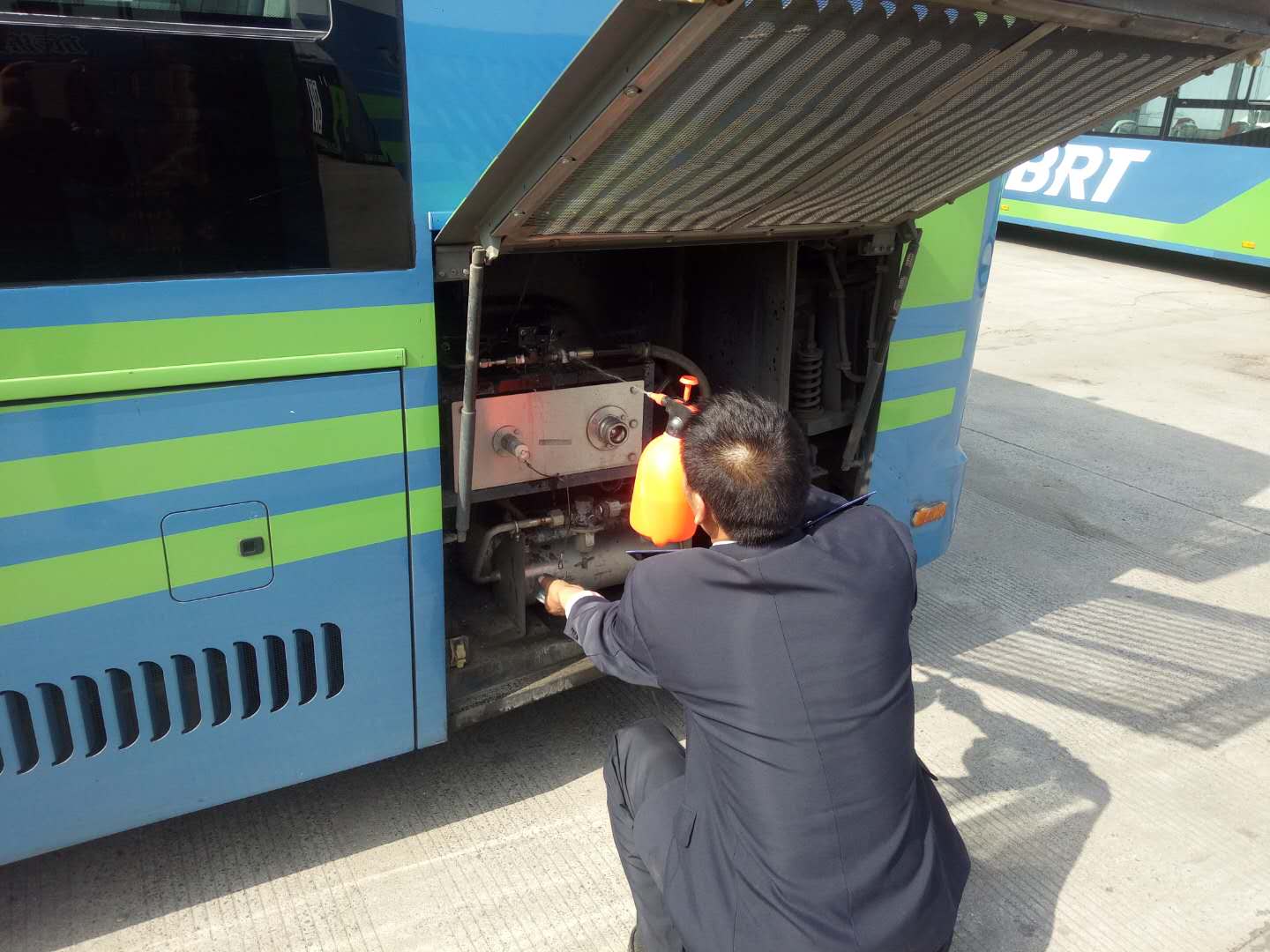 公交集團(tuán)快速公司西城分公司開(kāi)展天然氣車(chē)輛氣瓶檢查工作