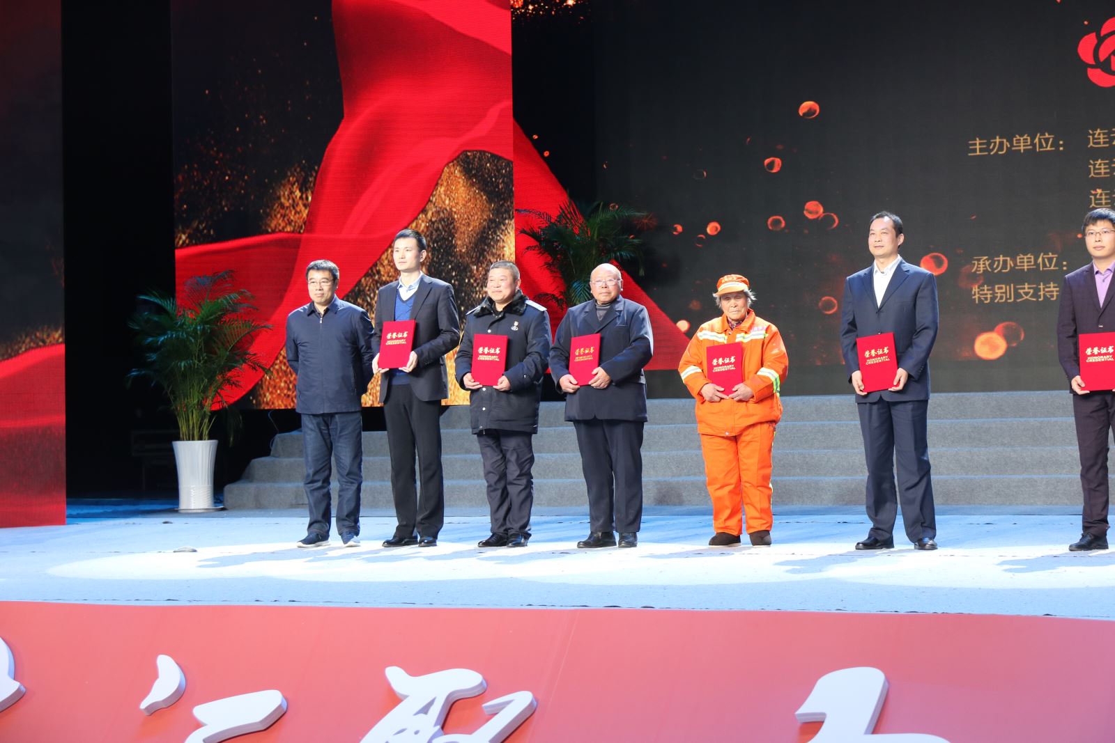 公交集團(tuán)公交事業(yè)一部23路駕駛員喬曉峰獲得“信用個(gè)人”獎項(xiàng)