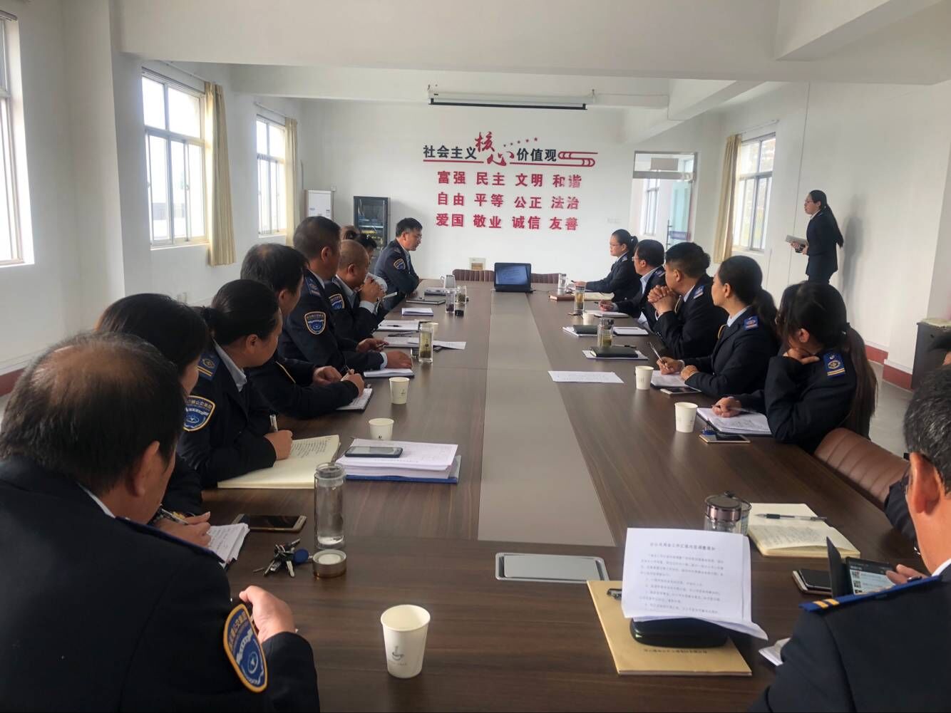 公交集團權(quán)屬單位固定學習日組織觀看《上甘嶺》教育視頻