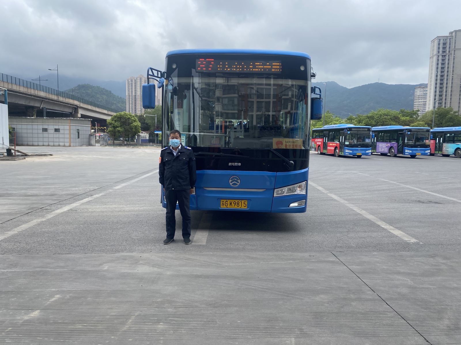 老人獨(dú)坐公交車迷失方向，公交駕駛員、110民警接力尋找家人