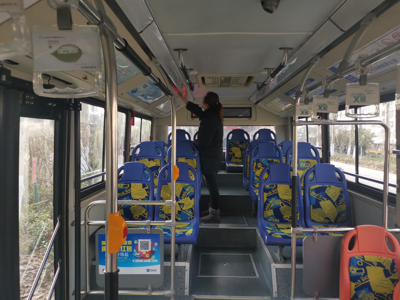 公交集團(tuán)公交事業(yè)一部開(kāi)展運(yùn)營(yíng)車容車貌及優(yōu)質(zhì)服務(wù)專項(xiàng)檢查工作