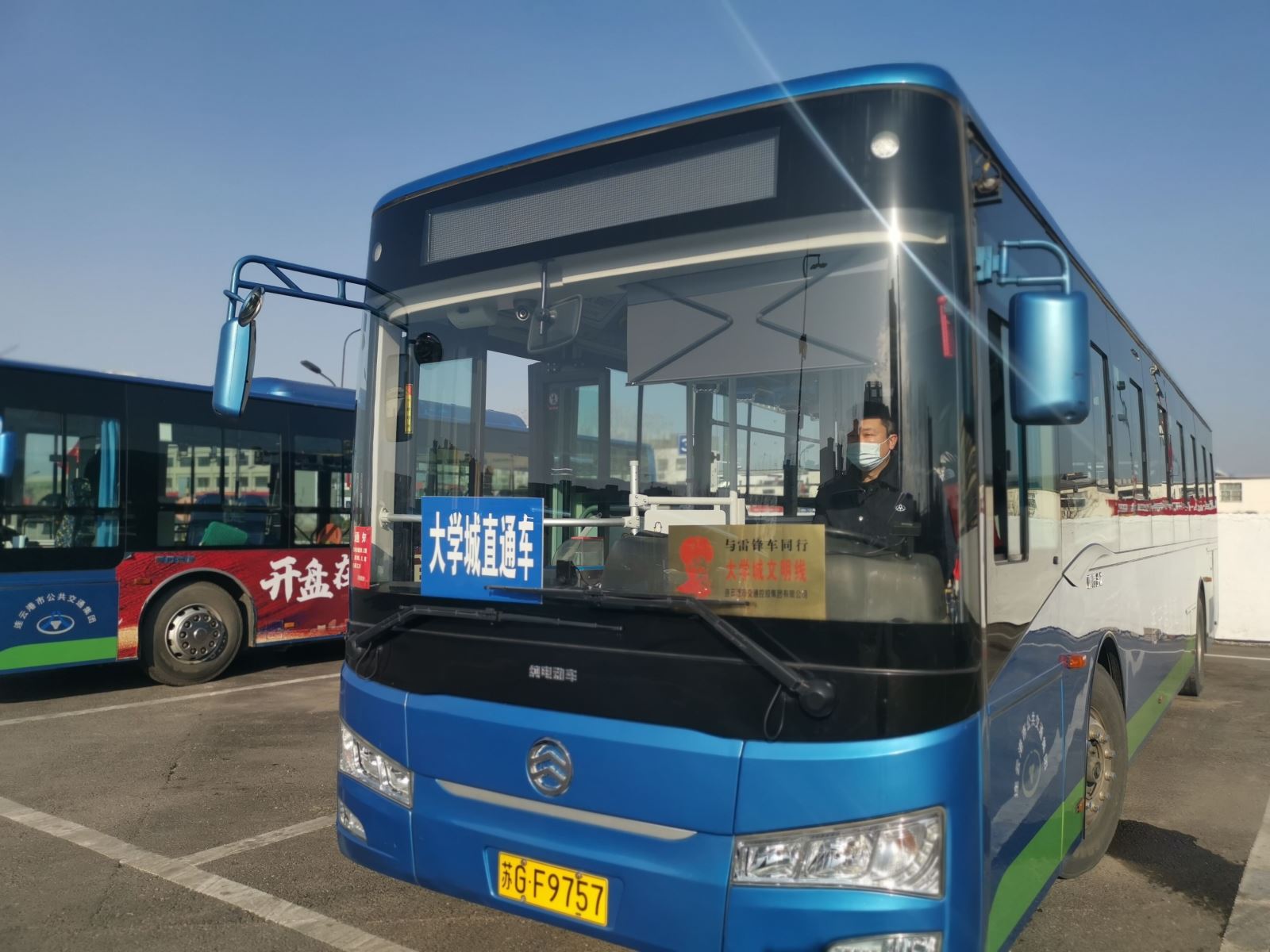 公交集團(tuán)公交事業(yè)一部 開(kāi)通大學(xué)城返校直通車 確?？土髌椒€(wěn)疏導(dǎo)