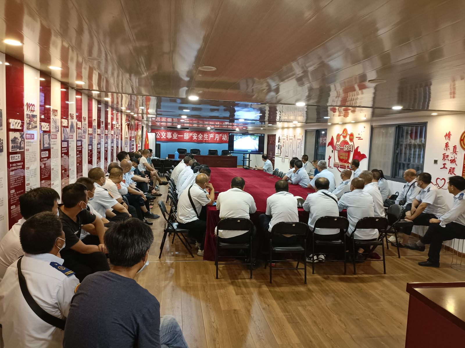 公交集團(tuán)公交事業(yè)一部開展夏季涉水培訓(xùn) 筑牢安全防線