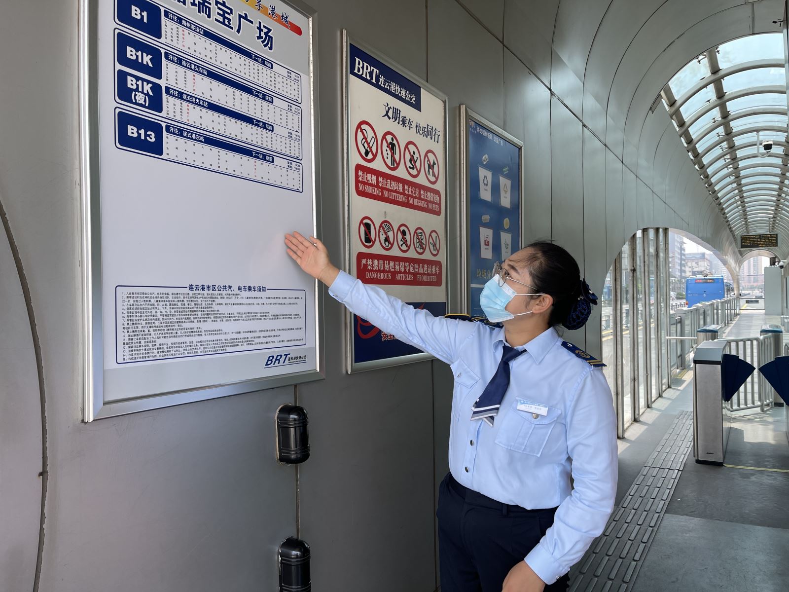 公交集團快速公交事業(yè)部 響應創(chuàng)文號召 檢查車輛衛(wèi)生死角