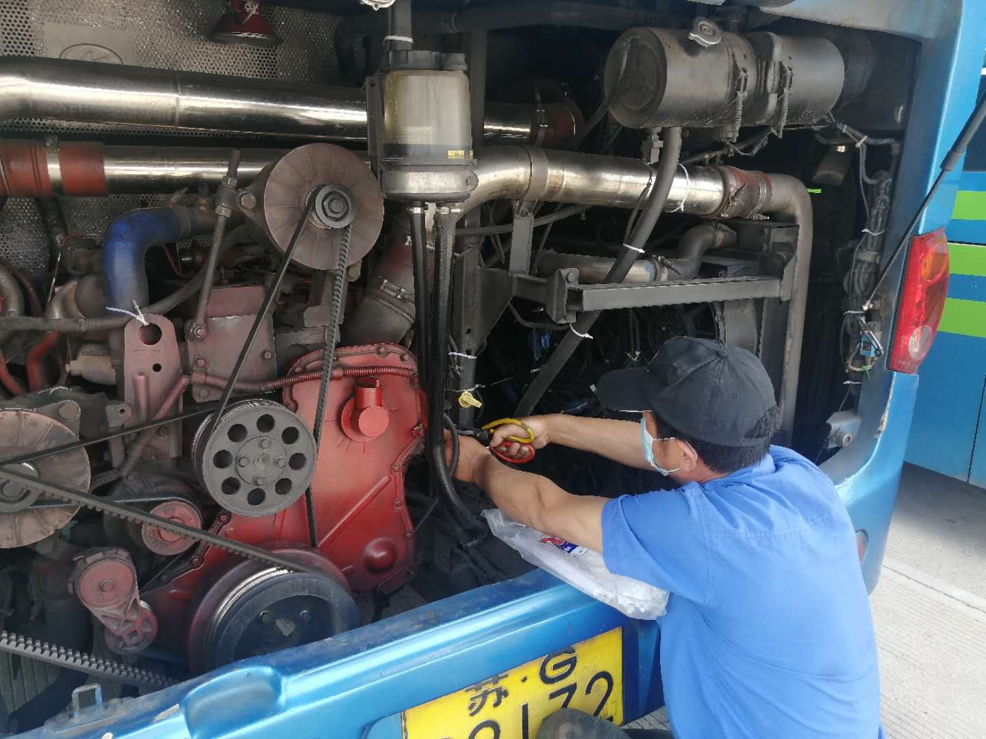 快速公交事業(yè)部開(kāi)展夏季車(chē)輛線束專項(xiàng)檢查工作