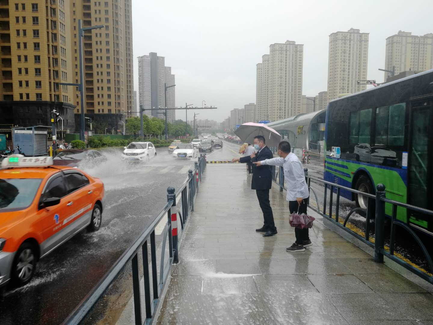 大雨來襲，快速公交事業(yè)部抗?jié)硴岆U全力以赴 為市民出行保駕護航！