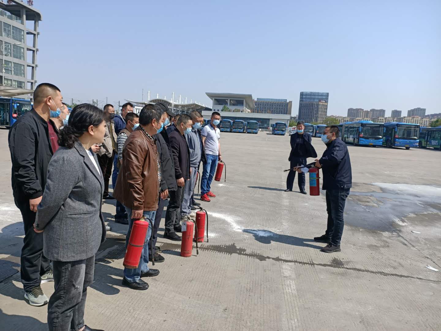 快速公交事業(yè)部東城分公司開展駕駛員消防滅火實(shí)戰(zhàn)演練，全力保障乘客出行安全