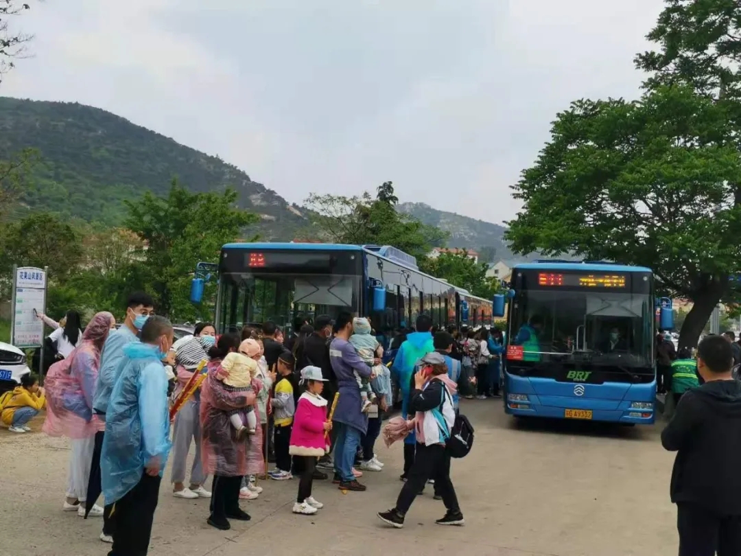 公交集團快速公交事業(yè)部加大運力投放，保障市民出行