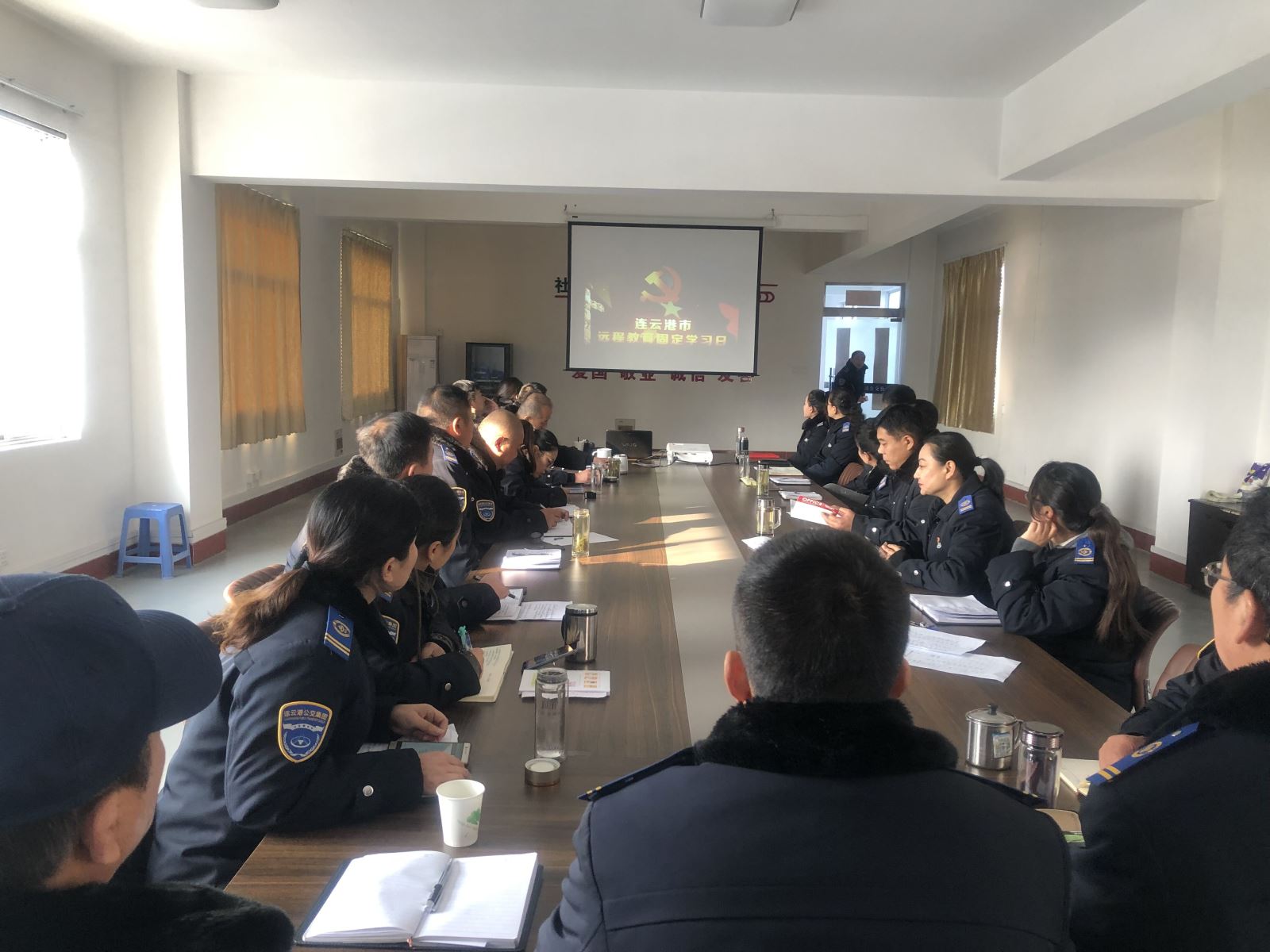公交集團(tuán)公交事業(yè)一部、公交事業(yè)二部組織觀看專題片《必由之路》