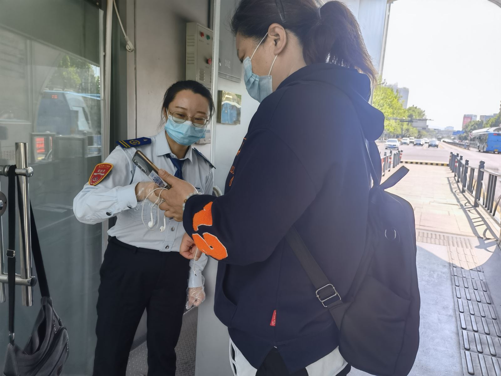 公交集團(tuán)快速公交事業(yè)部站務(wù)員王慧、朱桂平接力找文件獲暖心點(diǎn)贊