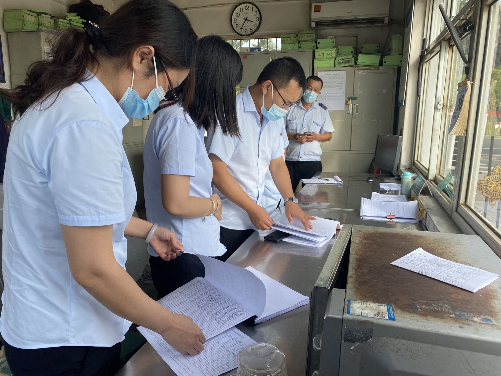 公交集團堅持疫情防控、迎接創(chuàng)文復(fù)審工作兩手抓、雙促進(jìn)