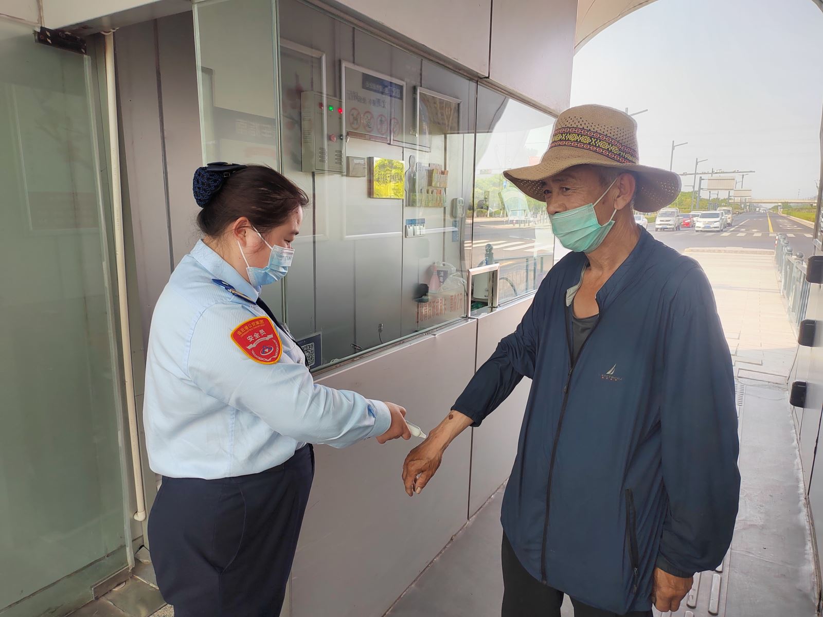 暖心服務(wù)，讓老人熱淚盈眶