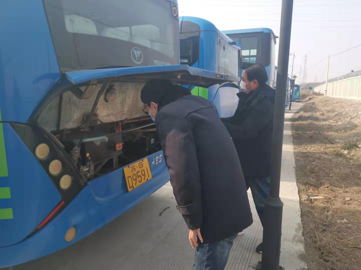 經營發(fā)展事業(yè)部做好車輛復工前電池倉清理工作