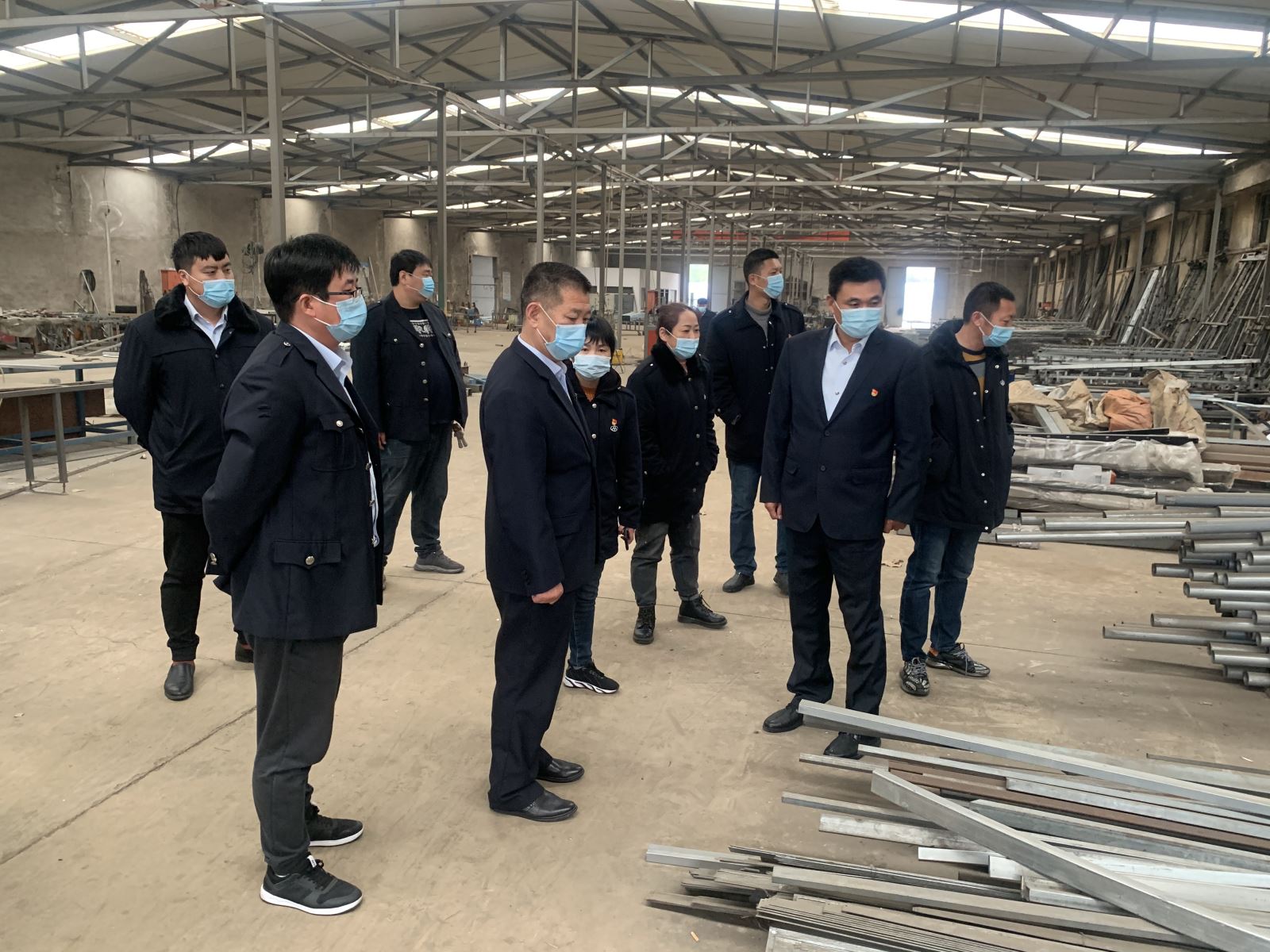 公交集團公交事業(yè)二部開展“黨建引領(lǐng)富民路，脫貧攻堅當先鋒”主題黨日活動