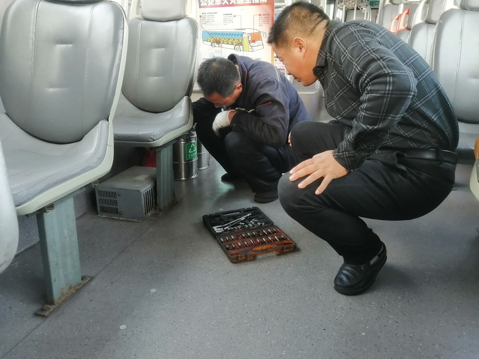 公交集團(tuán)快速公交事業(yè)部開(kāi)展車(chē)輛暖風(fēng)系統(tǒng)專項(xiàng)檢查工作