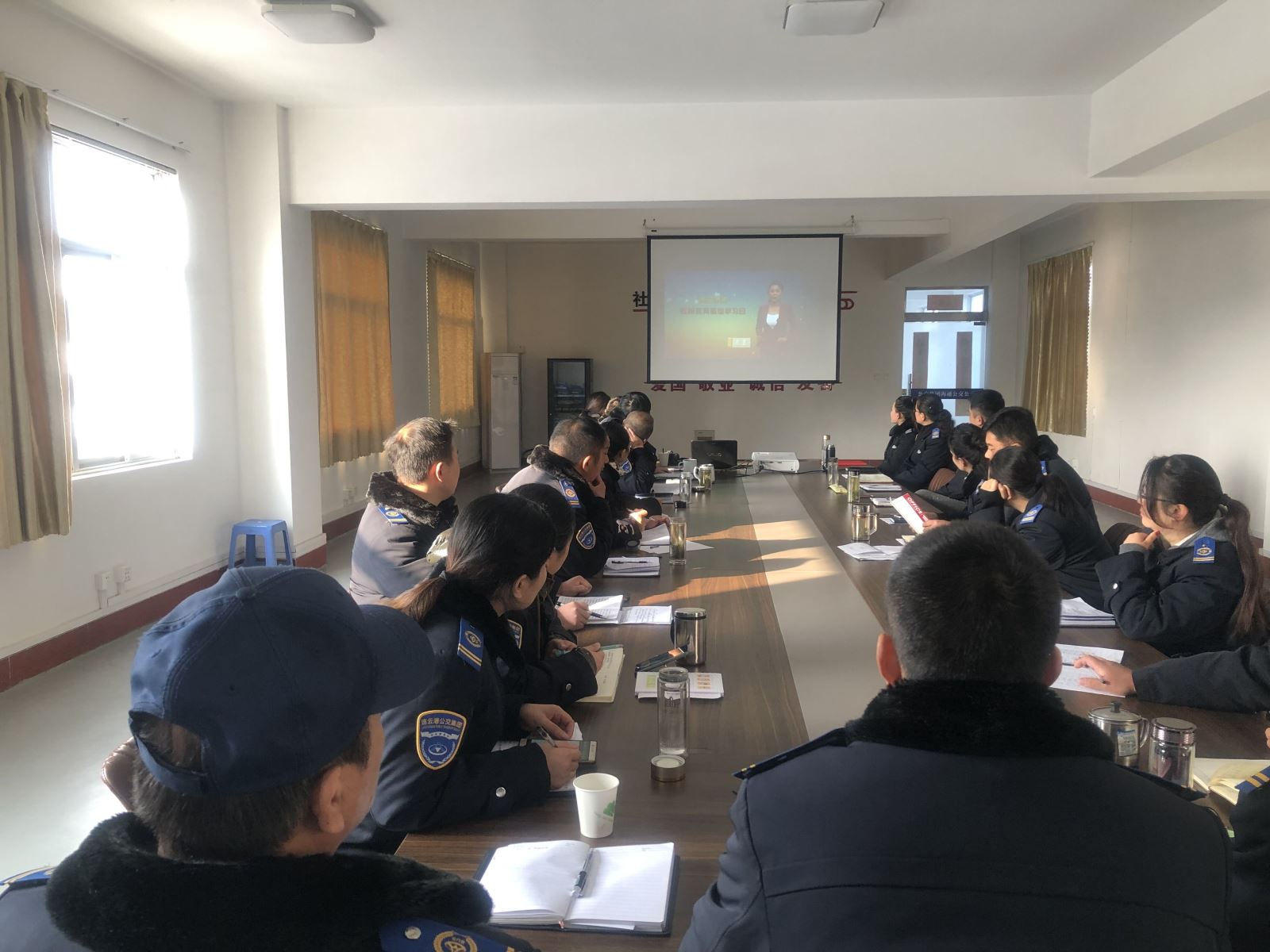 公交集團(tuán)事業(yè)一部、二部組織觀看專題片《誕生地》