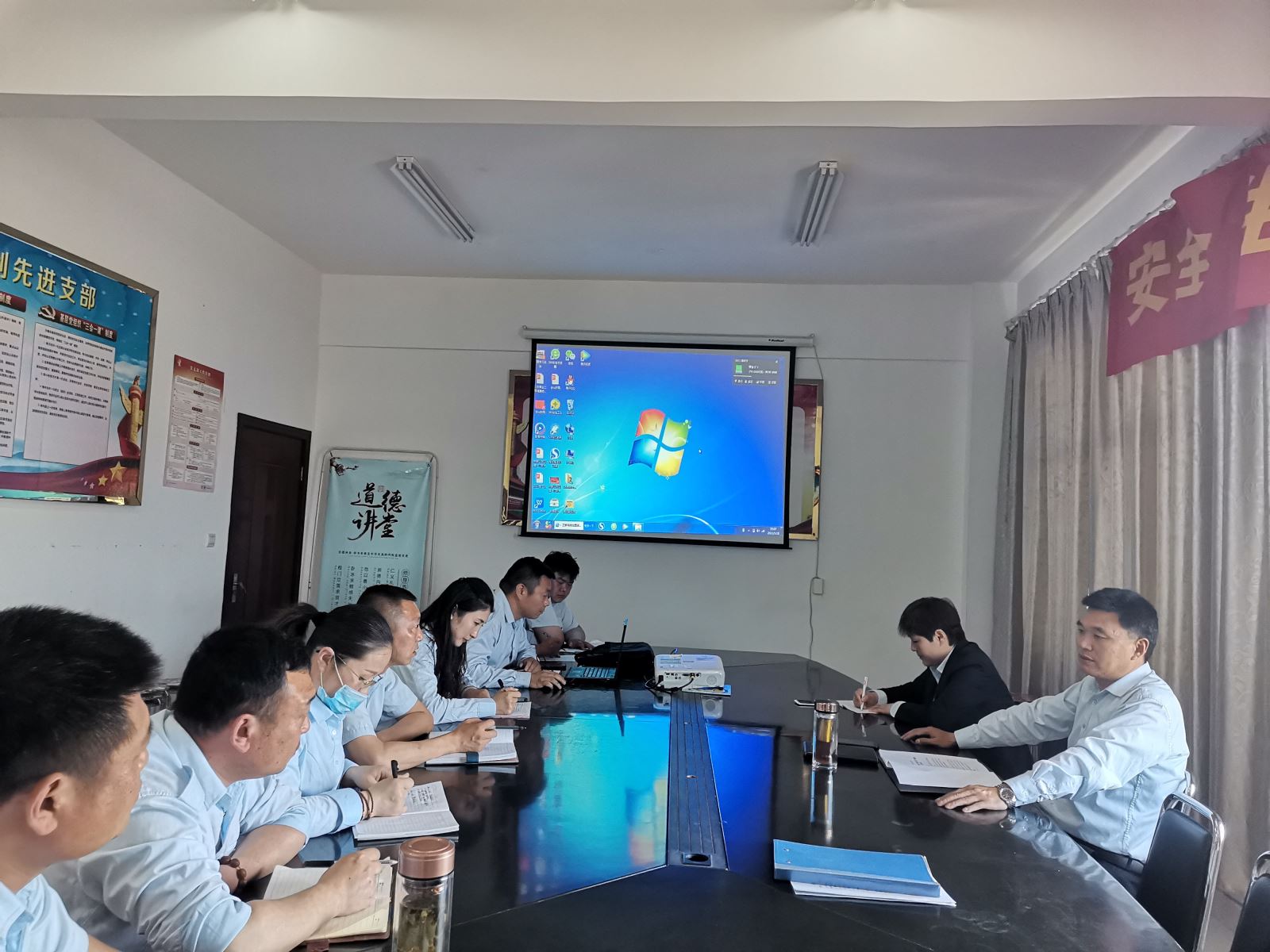 公交集團(tuán)公交事業(yè)二部開(kāi)展安全、機(jī)務(wù)工作專(zhuān)題會(huì)議