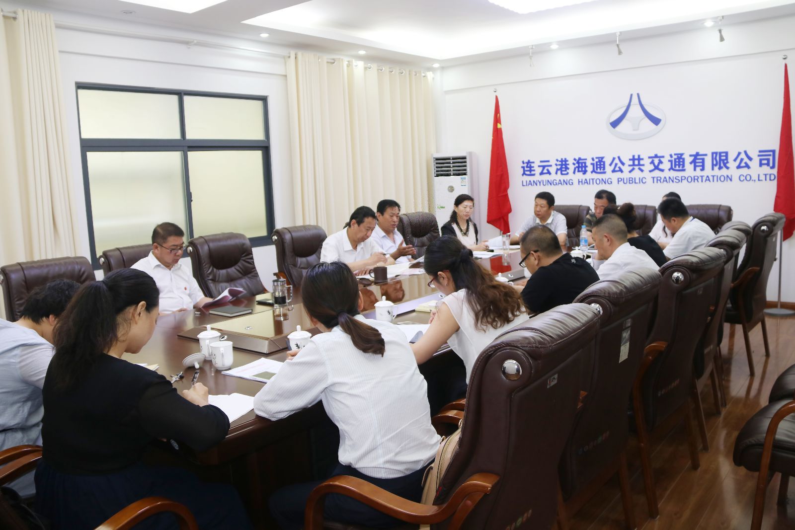 海通公交黨委開(kāi)展重溫《黨委會(huì)的工作方法》加強(qiáng)領(lǐng)導(dǎo)班子建設(shè)專(zhuān)題討論