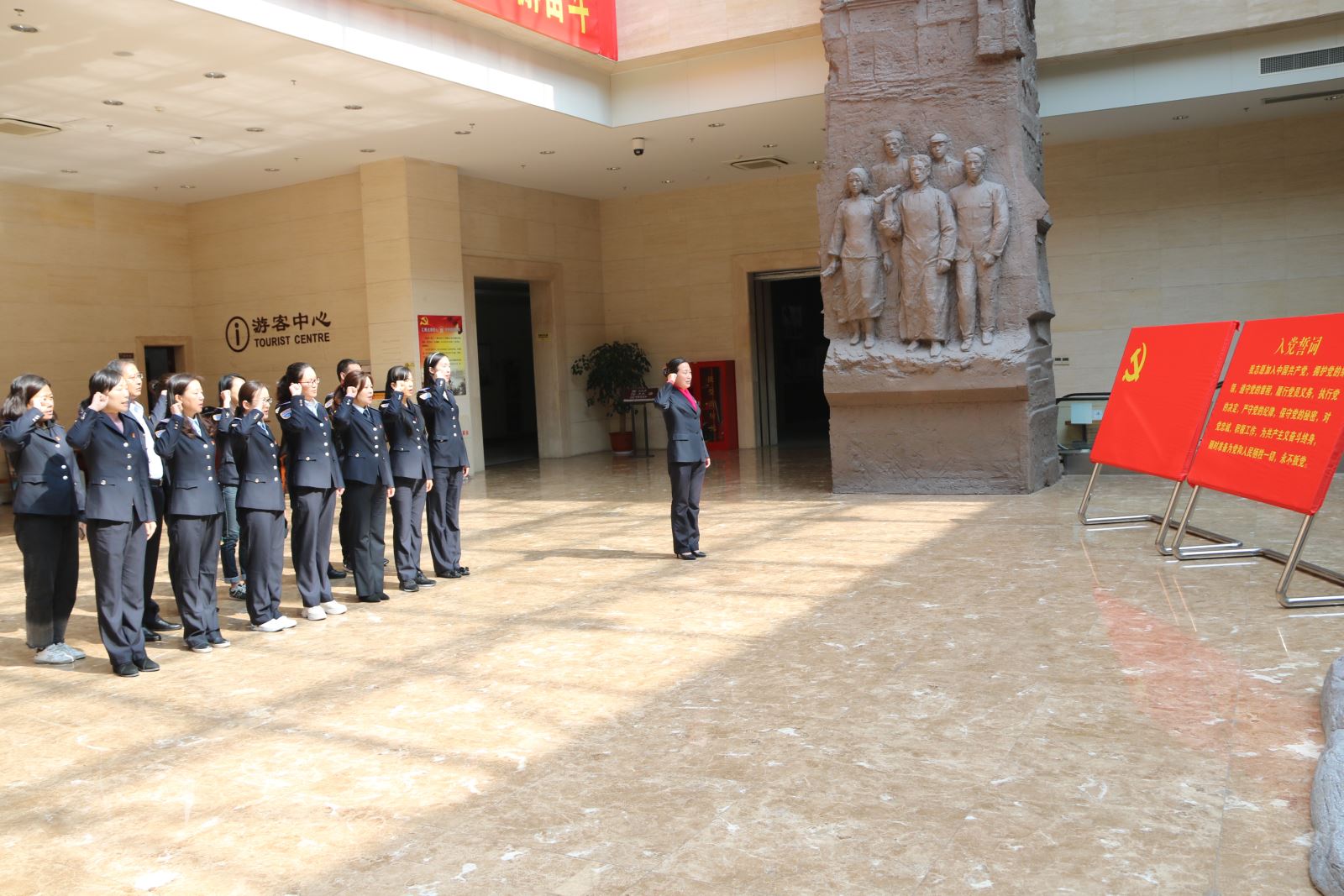 公交集團(tuán)機(jī)關(guān)黨總支開(kāi)展“不忘初心，牢記使命“革命傳統(tǒng)教育——組織黨員參觀 市革命紀(jì)念館
