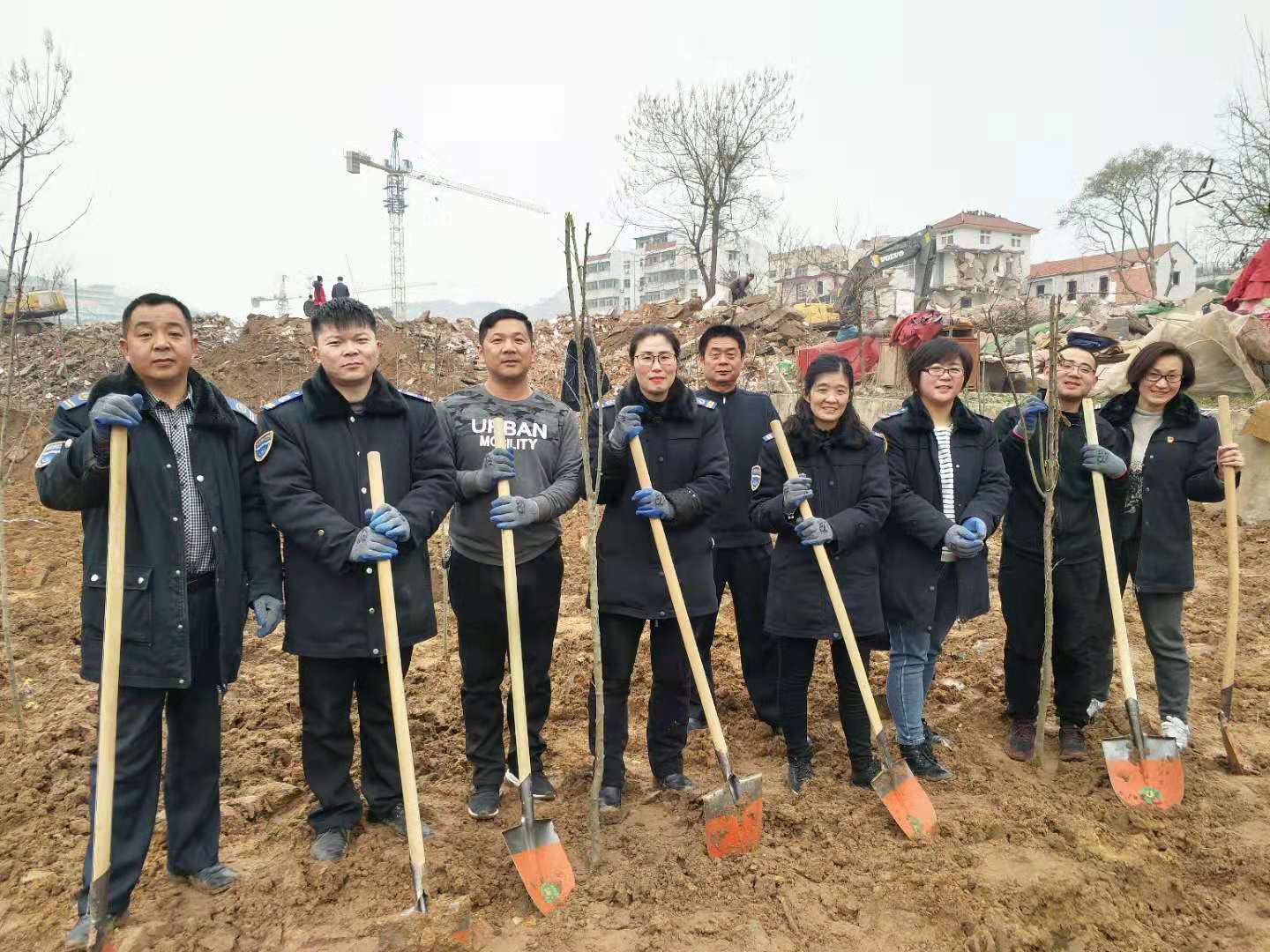 公交集團(tuán)快速公交事業(yè)部黨員積極參加義務(wù)植樹活動