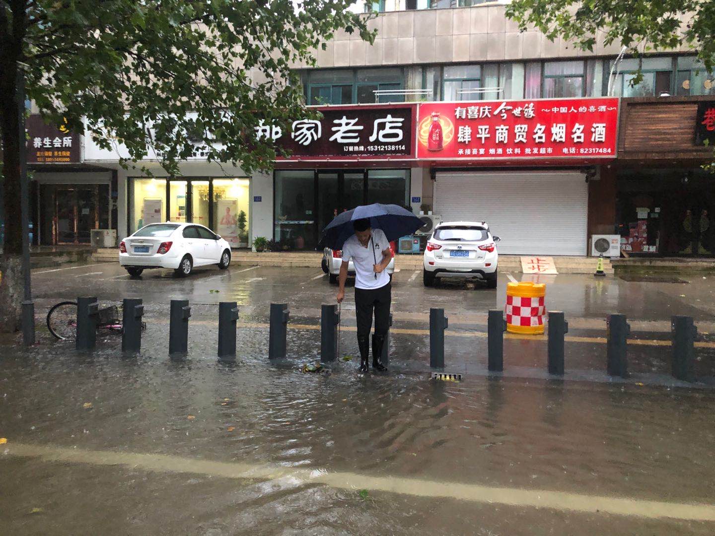 公交集團(tuán)公交事業(yè)二部積極應(yīng)對(duì)暴雨惡劣天氣