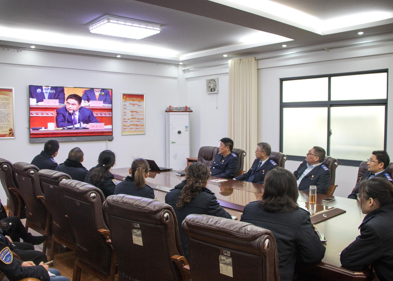 公交集團(tuán)組織員工收看全市“高質(zhì)發(fā)展、后發(fā)先至”動(dòng)員大會(huì)